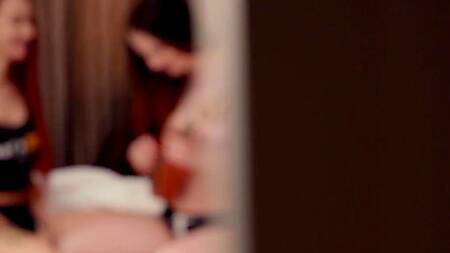 Снимает квартиру с двумя красотками и трахает их