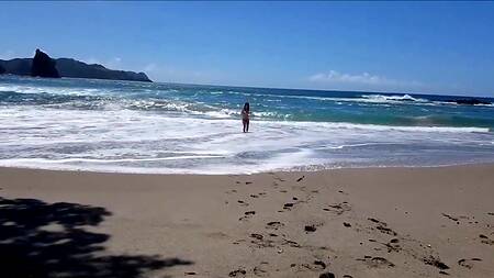 Эротическое видео с пляжа и с виллы от милашки