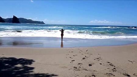 Эротическое видео с пляжа и с виллы от милашки