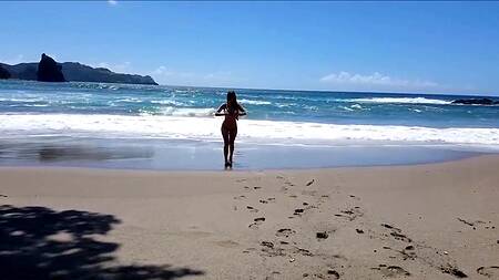 Эротическое видео с пляжа и с виллы от милашки