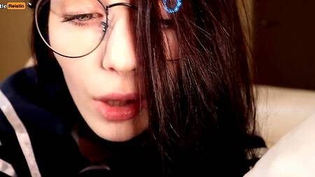 Подруга в очках обожает трахаться на животе