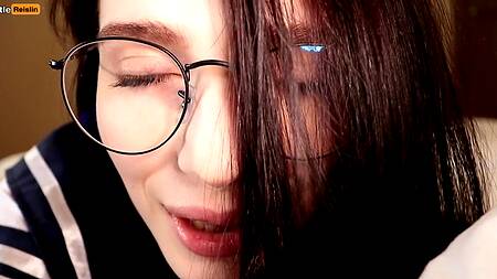Подруга в очках обожает трахаться на животе