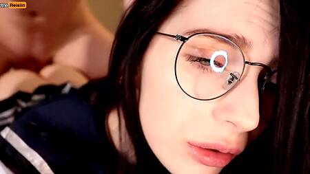 Подруга в очках обожает трахаться на животе