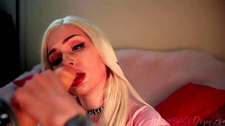 Сосет искусственный член и представляет, что делает минет парню