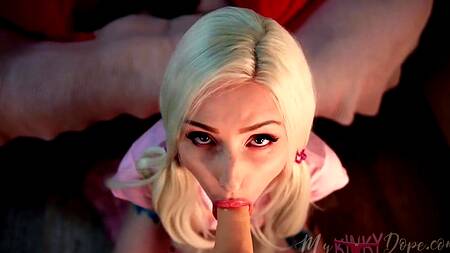 Сосет искусственный член и представляет, что делает минет парню