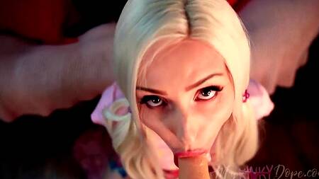 Сосет искусственный член и представляет, что делает минет парню