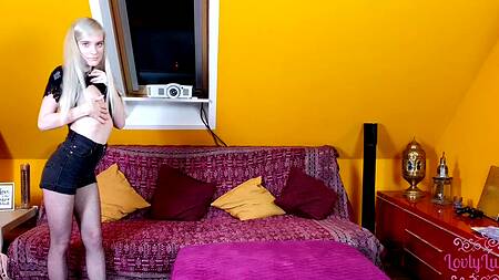 Колготки на голое тело очень возбуждают парня