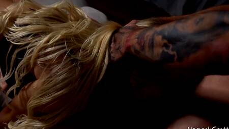 Спортивная блондинка с шикарным телом соблазняет на секс