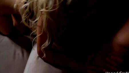 Спортивная блондинка с шикарным телом соблазняет на секс