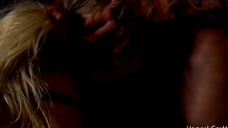 Спортивная блондинка с шикарным телом соблазняет на секс