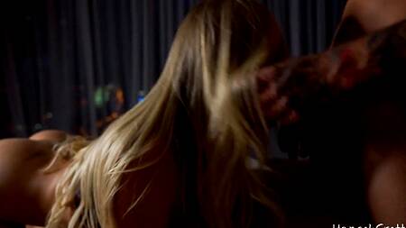 Спортивная блондинка с шикарным телом соблазняет на секс