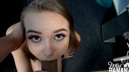 Надела вязанное платье с открытой спиной и стала сосать хуй