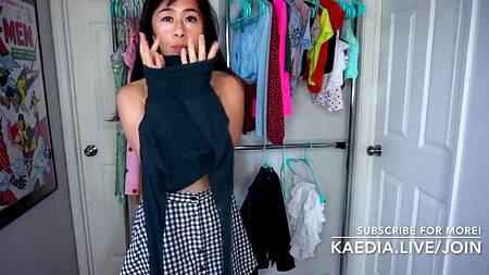 Эротика от милой азиатки, которая показывает свои наряды