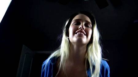 Красотка кончает и получает сперму в рот