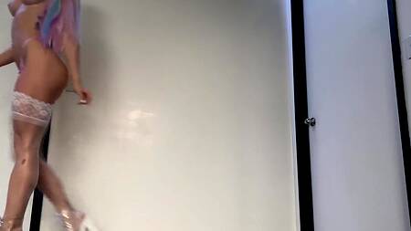 Красотка с крашенными волосами играется с попкой