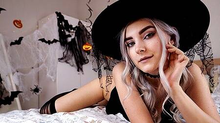 Милая ведьмочка на Хэллоуин занимается нежным сексом