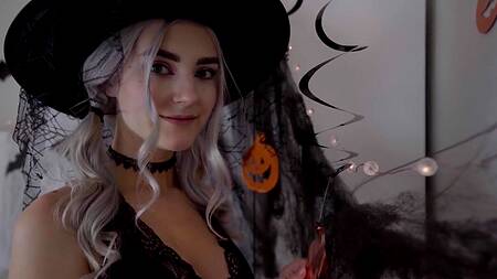 Милая ведьмочка на Хэллоуин занимается нежным сексом