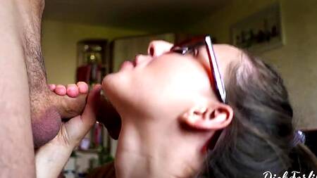 Свежая сперма вкуснее сладостей, телка сосет и глотает