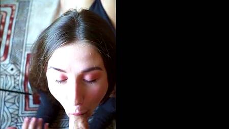 Разговаривает с ревнивым парнем пока её трахает лучший друг