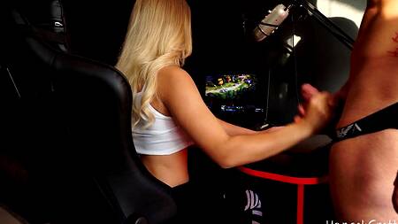 Геймерша отвлекается от игры и встает раком для секса