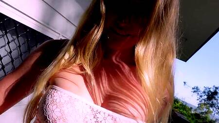 Страстно трахает красотку во дворе раком и кончает в киску