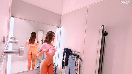 Русская красотка не только примеряет одежду, она ещё и мастурбирует