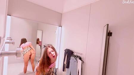 Русская красотка не только примеряет одежду, она ещё и мастурбирует