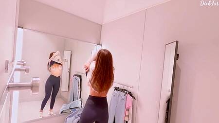 Русская красотка не только примеряет одежду, она ещё и мастурбирует