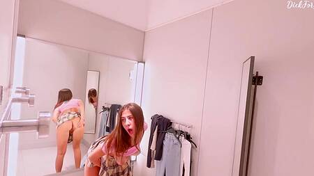 Русская красотка не только примеряет одежду, она ещё и мастурбирует