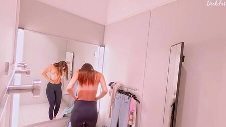 Русская красотка не только примеряет одежду, она ещё и мастурбирует