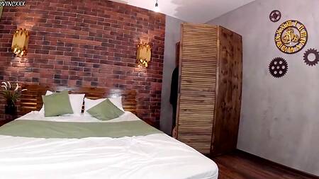 Вот так подарок - девушки ласкают киски, а парень смотрит