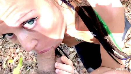 Предложила пойти в лес и там отдалась в жопу