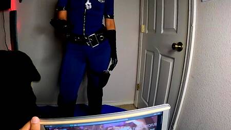 Если качать порно с торента, то можно трахнуть полицейскую