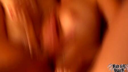 Туристки показывают сиськи на улице и отдаются в попки