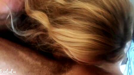 Красотки в ванной комнате смачно сосут большой член