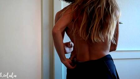 Красотки в ванной комнате смачно сосут большой член