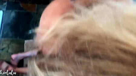 Красотки в ванной комнате смачно сосут большой член