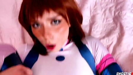 На милашке новый костюм и она хочет трахаться