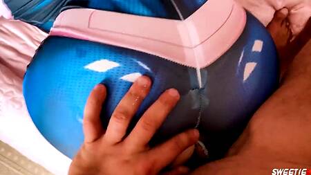 На милашке новый костюм и она хочет трахаться