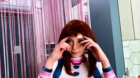 На милашке новый костюм и она хочет трахаться