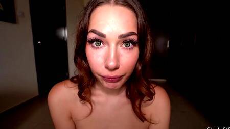 Красотка лижет жопу и бьет себя по лицу