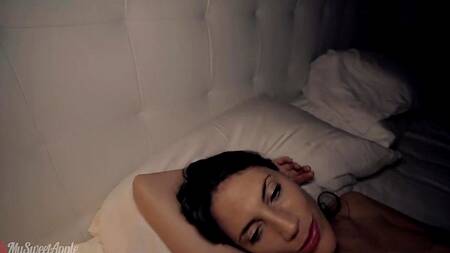 Первый секс втроем, парень трахает свою девушку и её подругу