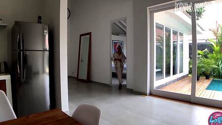 Увидел как мачеха принимает душ и трахнул её