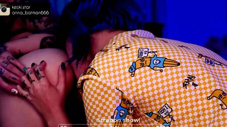 Нефорша с синими волосами трахает подругу страпоном