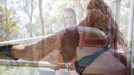 Красотка в латексе дает в жопу на балконе