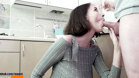 Будешь чай или лучше займемся сексом на кухне?