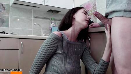 Будешь чай или лучше займемся сексом на кухне?