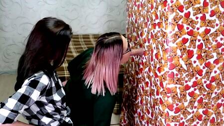 Парень делает подарок, залезая в коробку и высовывая хуй