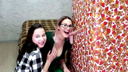 Парень делает подарок, залезая в коробку и высовывая хуй