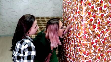 Парень делает подарок, залезая в коробку и высовывая хуй